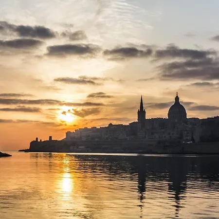 Cozy 2br Getaway By The Water Sliema