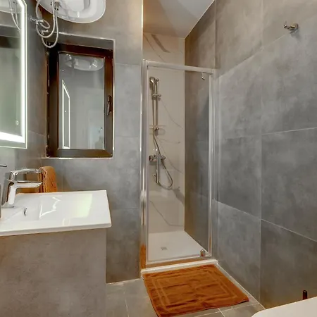 Cozy 2br Getaway By The Water Apartman